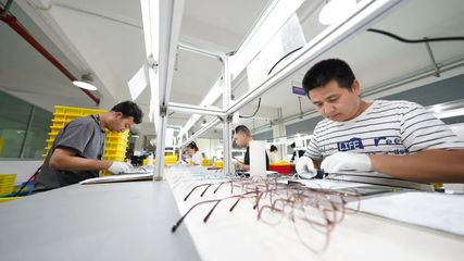 喜訊!余江區(qū)眼鏡產(chǎn)業(yè)集群獲評(píng)國家級(jí)中小企業(yè)特色產(chǎn)業(yè)集群 融合穿戴設(shè)備技術(shù)開發(fā)引領(lǐng)產(chǎn)業(yè)升級(jí)